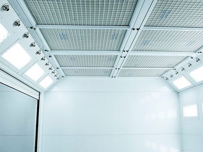 O sistema de aceleração de ar montado no teto integra caixa de luz, luminárias e conduta de ar, os ventiladores são montados em pleno no teto.